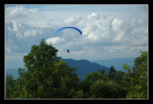 Parapentiste col de la Forclaz