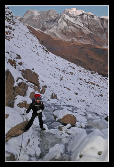 Djam dans la traversée du ruisseau glacé