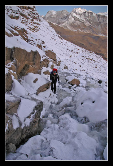 Djam dans la traversée du ruisseau glacé