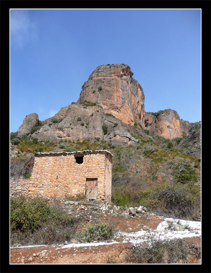 Falaises de conglomérat au dessus du village