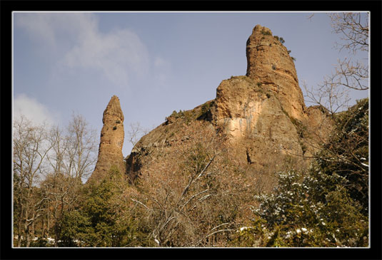 Falaises de conglomérat au dessus du village