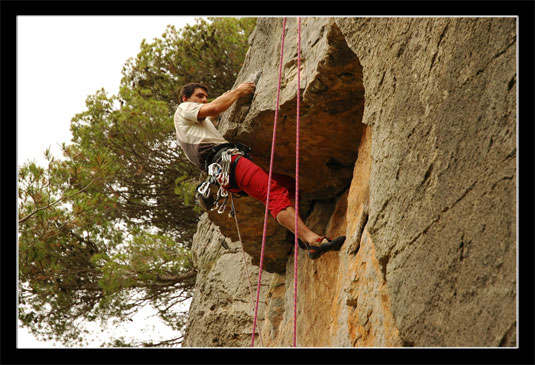 Titi dans le toit en 6b de Gaston à la Clape