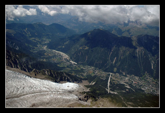Le glacier des Bossons et Chamonix depuis l'Aiguille