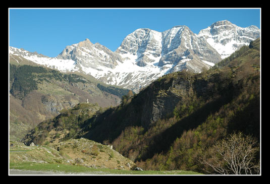 Vue sur le Cirque de Gavarnie depuis la route du Lac d'Ossoue