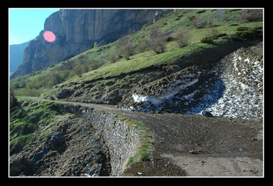 Coulée de neige sur la route du Lac d'Ossoue