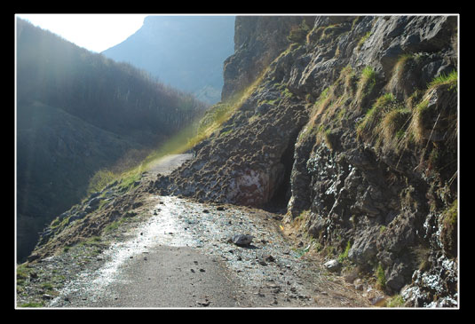 Coulée de neige sur la route du Lac d'Ossoue