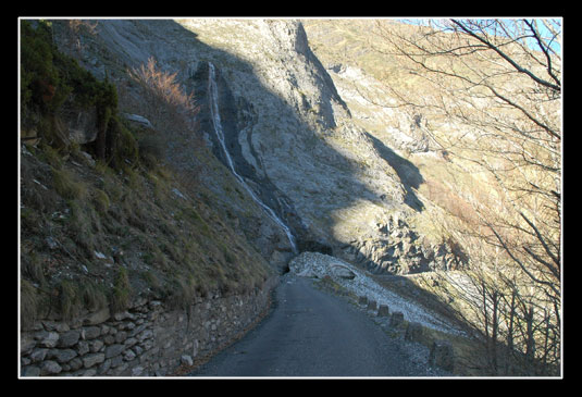 Coulée de neige sur la route du Lac d'Ossoue